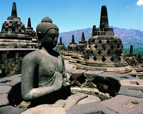 La construcción del templo Borobudur: Una maravilla arquitectónica y un testimonio de la convergencia del budismo mahayana en Java